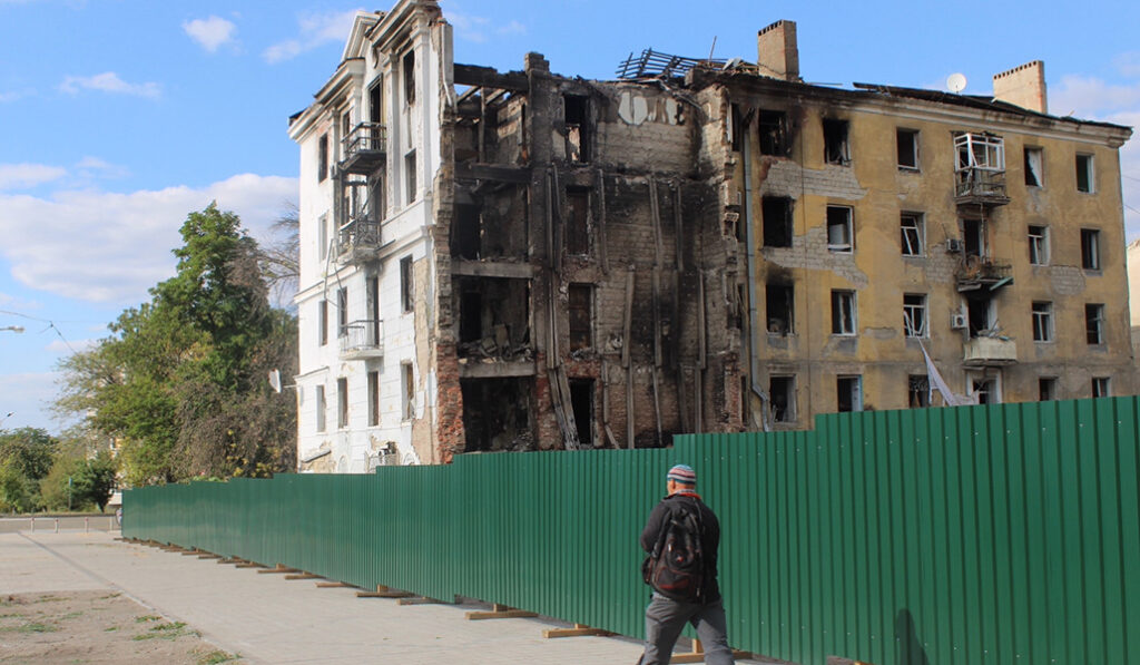 Un hombre camina frente a las ruinas de un edificio atacado en Kramatorsk (Ucrania).