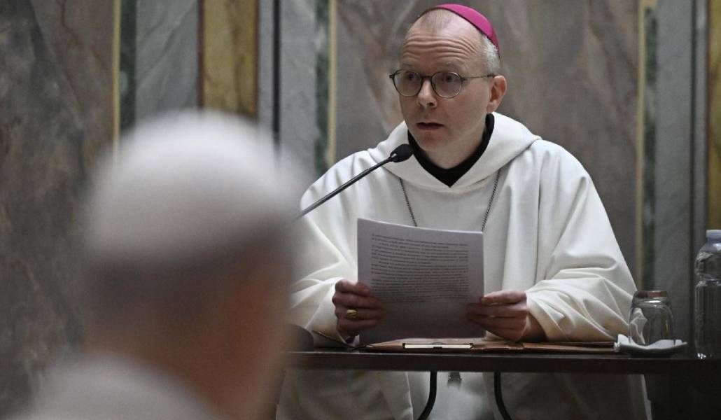 El obispo noruego ante el Papa y la curia. Foto: Vatican News.