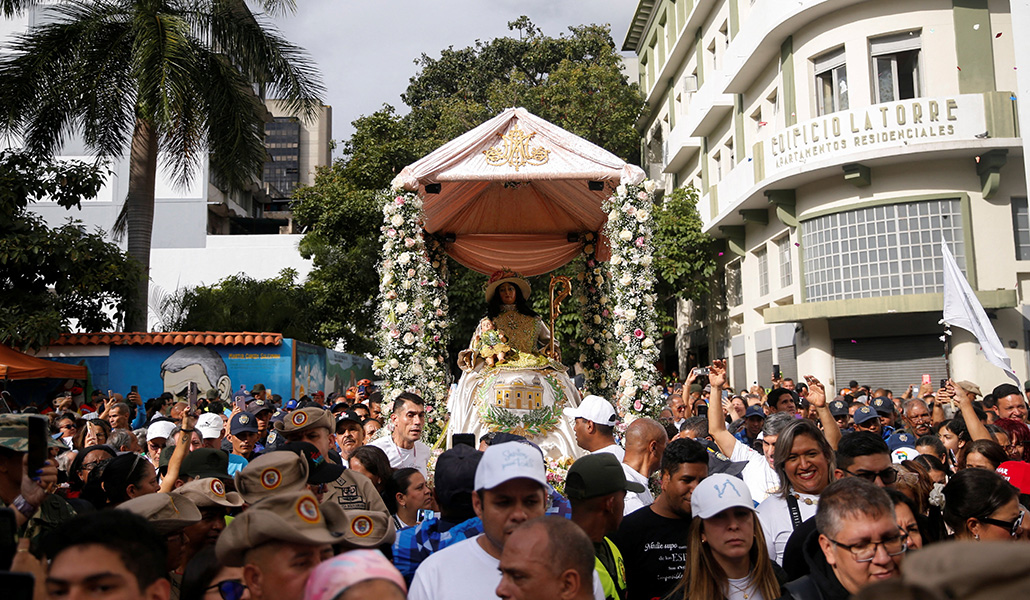 Los fieles participan en la procesión de la Divina Pastora en honor a María en Caracas, Venezuela, el 14 de enero de 2026.
