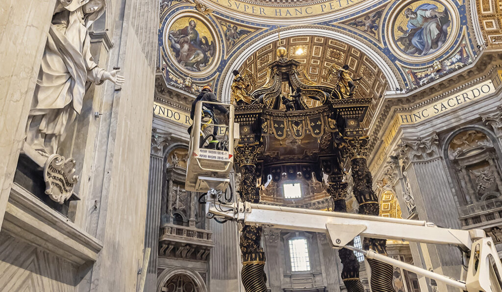 Empleados de Eni durante el análisis del estado actual del baldaquino