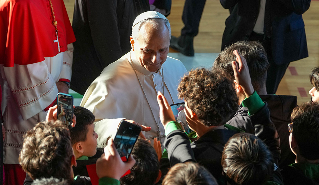 León XIV durante la visita pastoral a la parroquia de Santa María Reina de la Paz en Roma