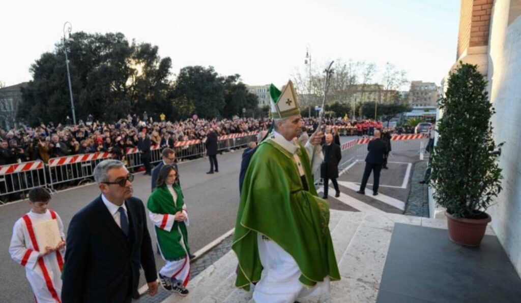 El Santo Padre entra en el templo durante la primera de sus visitas a las parroquias. Foto: Vatican Media.