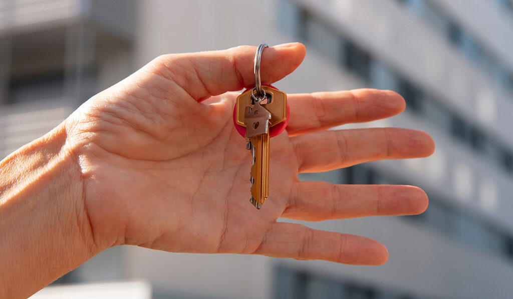 Foto de recurso de una mano sosteniendo unas llaves