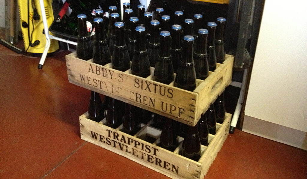 Cajas de madera que contienen 24 botellas de Westvleteren.