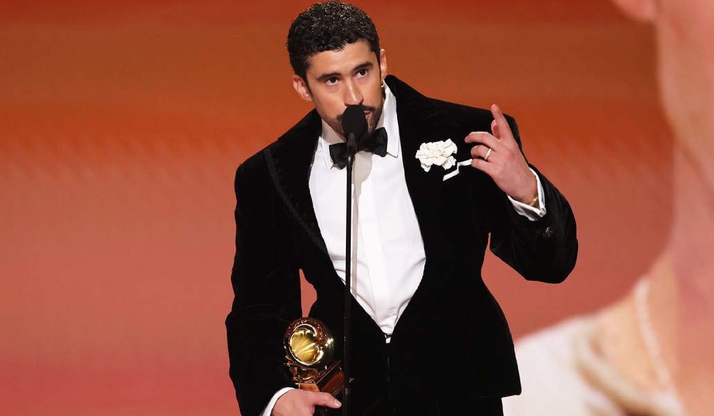 El cantante al recoger el Grammy.