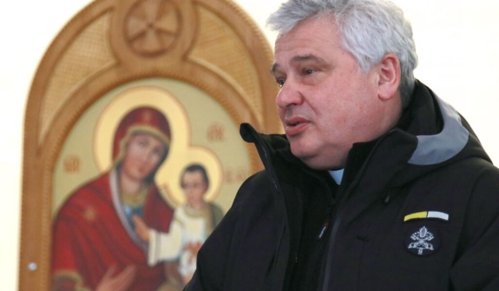 Konrad Krajewski en Leópolis en 2022.