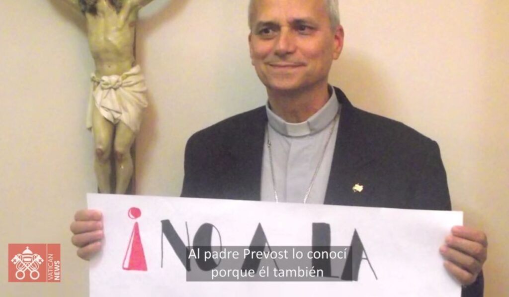 León XIV sostiene una pancarta contra la trata en el documental 'León de Perú'.