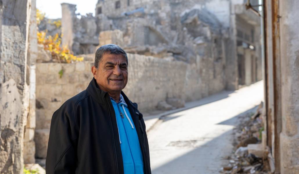 El marista sirio George Sabe en una calle de Alepo. Foto: Manos Unidas.
