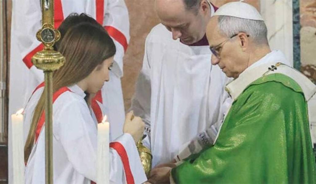 Dos niñas acolitan en la celebración presidida por León XIV
