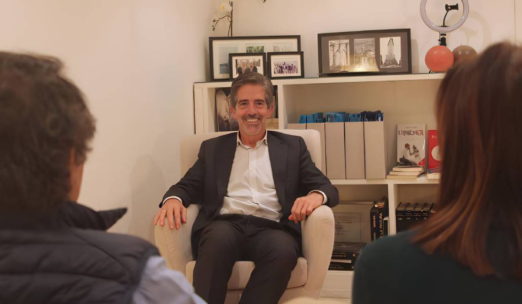 Nacho Tornel con uno de los matrimonios que atiende. Foto: Nacho Tornel.