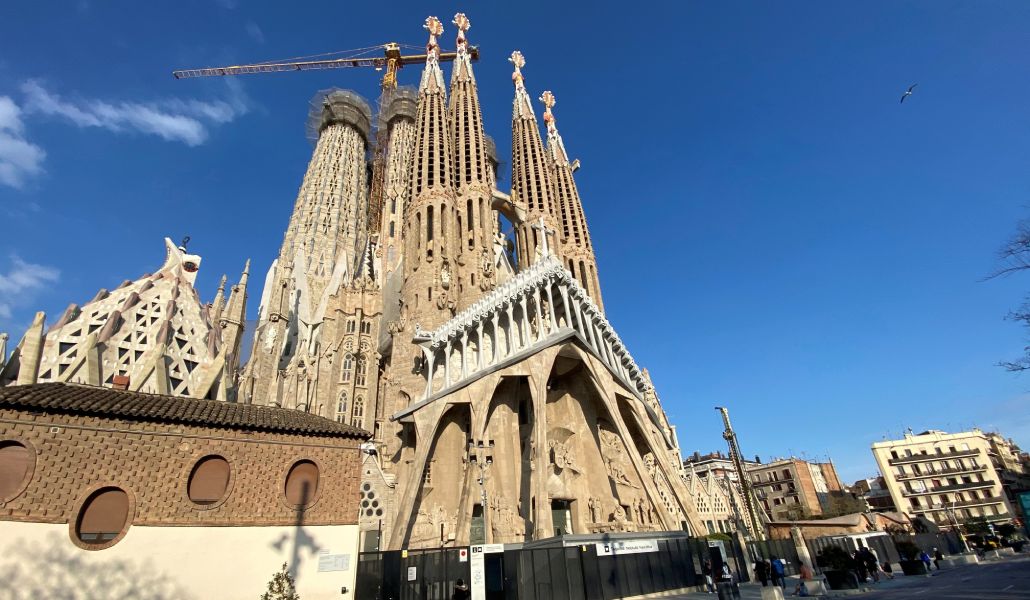 Fachada exterior de la basílica de la Sagrada Familia en Barcelona.