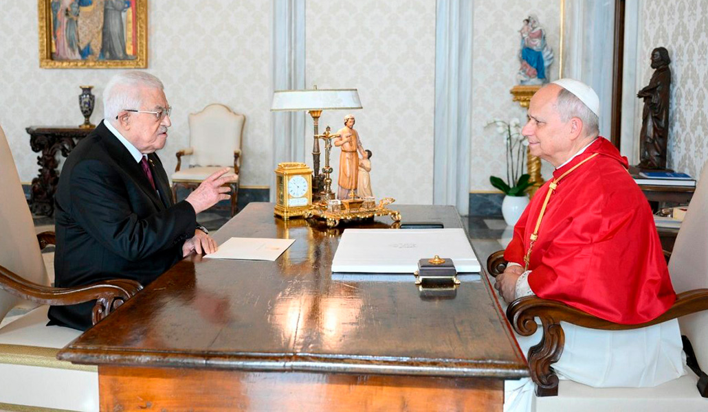 León XIV y Abás durante su encuentro.