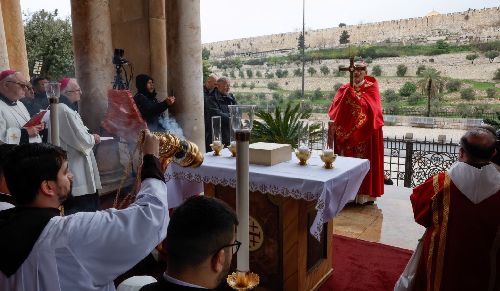 Tras no poder acceder al Santo Sepulcro Pizzaballa presidió una oración por la paz en Dominus Flevit. Foto: CNS.