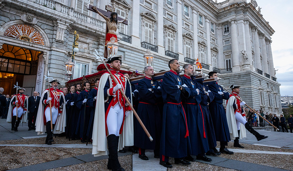 Las vestimentas de los alabarderos son parecidas a las de la Guardia Real.