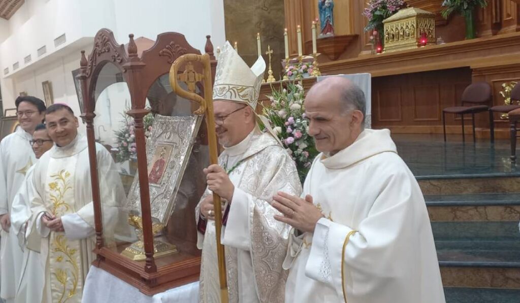 Avilés, en primer plano, durante una celebración en su parroquia. Foto: San Alberto Magno.