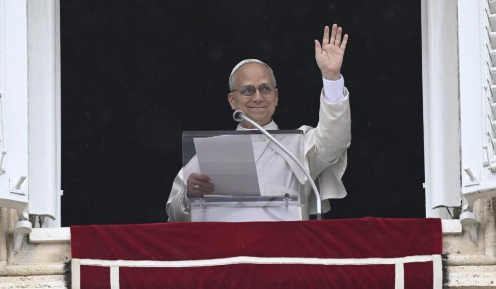 León XIV saluda durante el ángelus. Foto: Vatican Media.