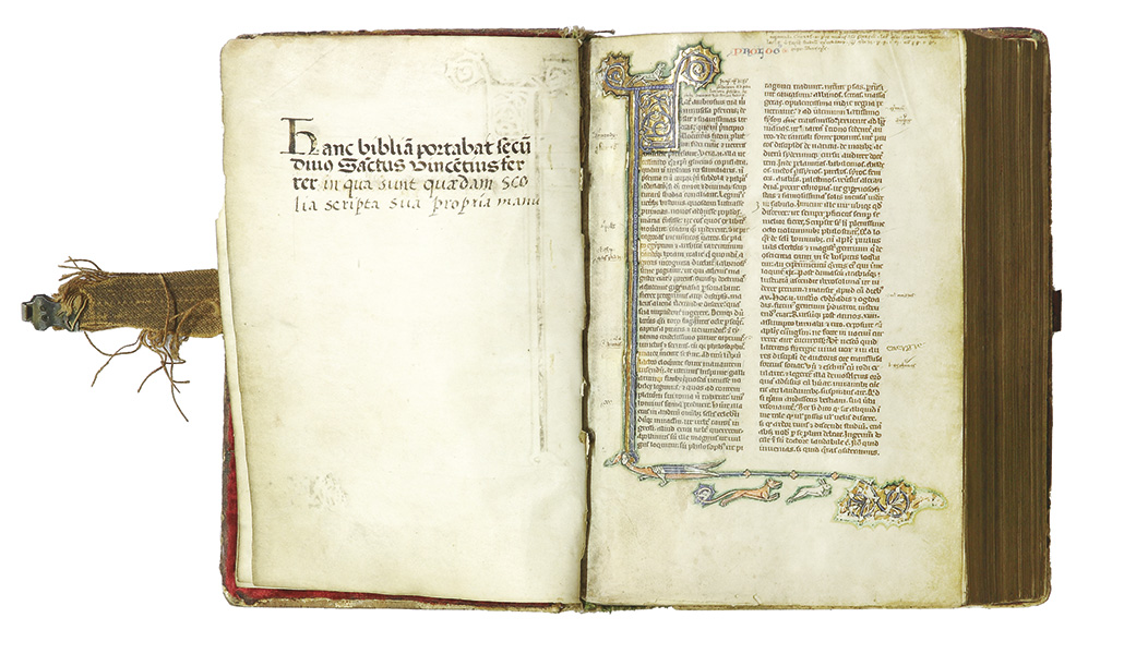 Primera página, con la anotación que asegura que es la Biblia de san Vicente Ferrer y tiene sus notas.