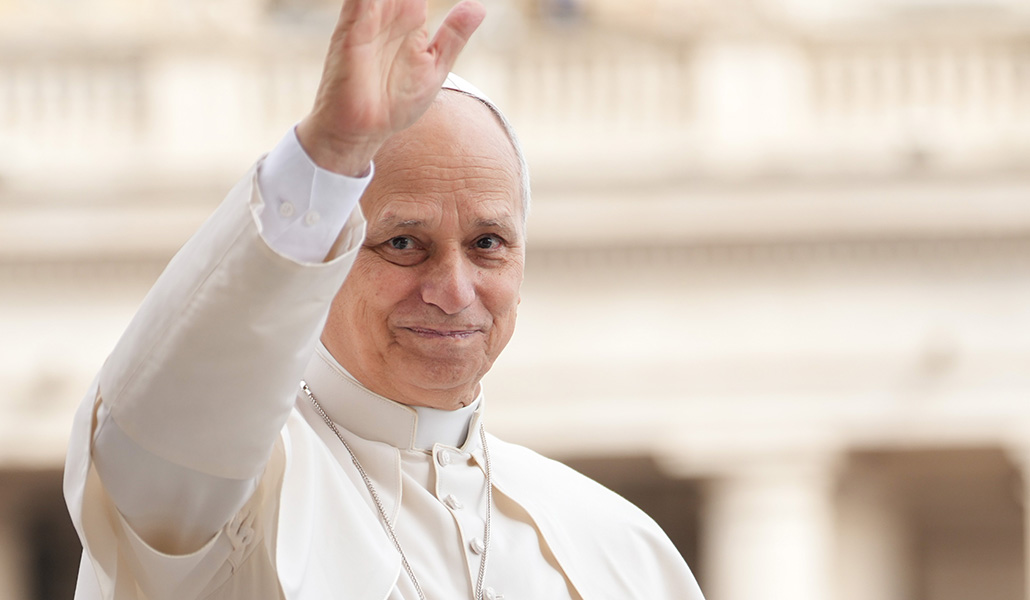 El Papa León XIV saluda a los visitantes y peregrinos desde el papamóvil mientras recorre la plaza de San Pedro, en el Vaticano, antes de su audiencia general del 11 de marzo de 2026.