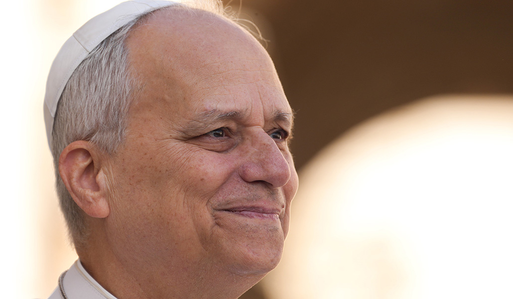 El Papa León XIV sonríe antes de su audiencia general el 18 de marzo de 2026.