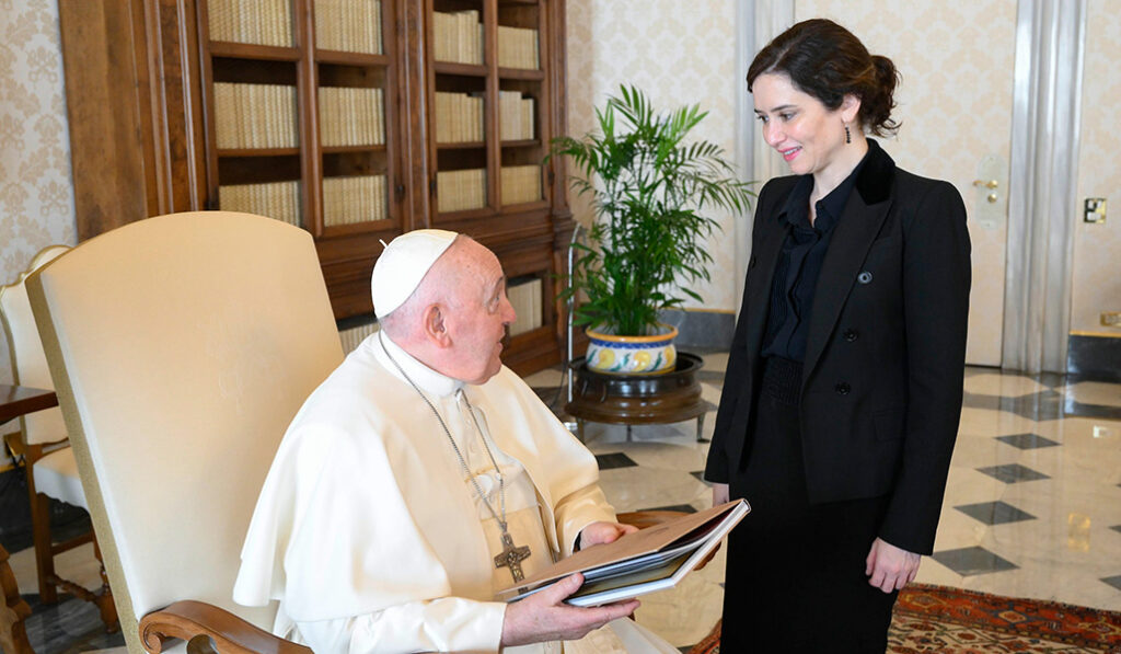 Ayuso con Francisco en marzo de 2023. 