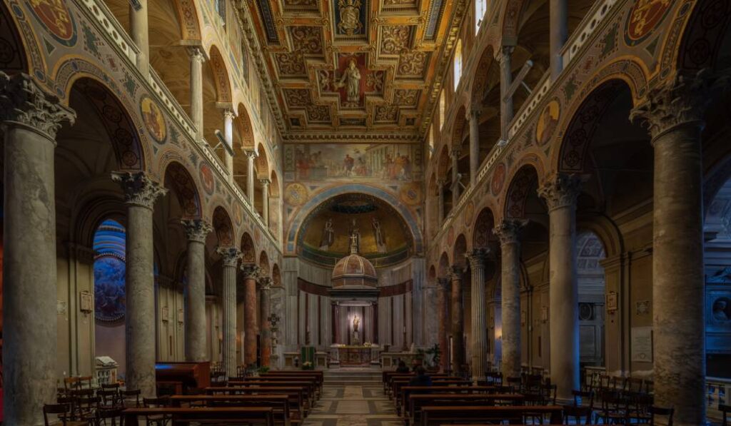 INterior de la basílica de Santa Inés Extramuros. Foto: Wikicommons.