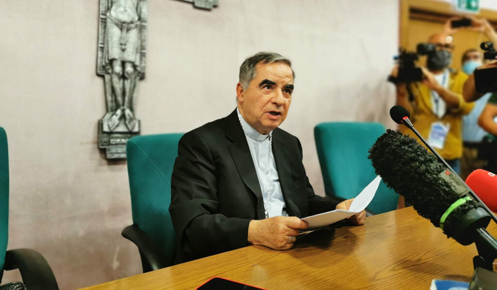 Becciu atendiendo a la prensa durante el juicio.