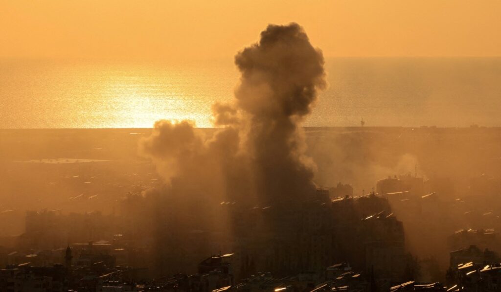 Humo tras la caída de un misil en Beirut. Foto: CNS / Reuters / Raghed Waked.