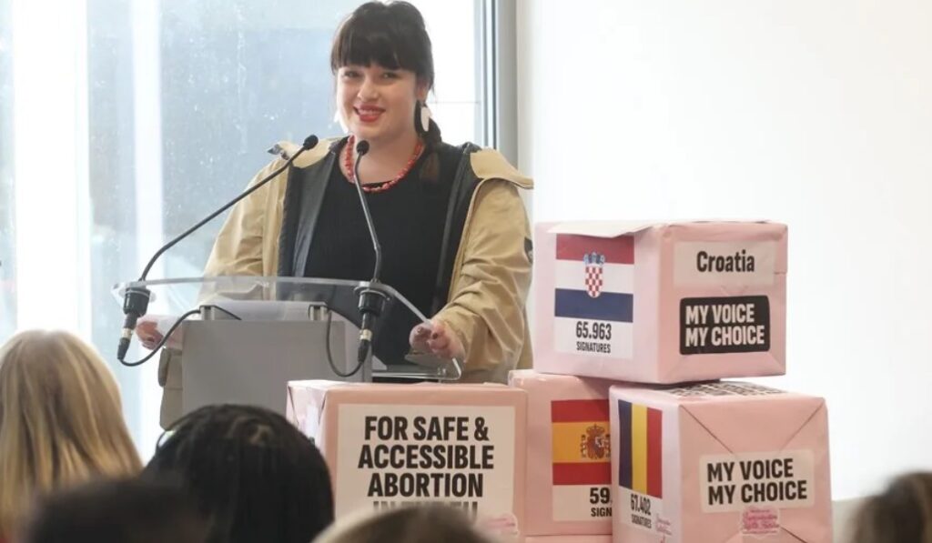 Rueda de prensa de los promotores de la iniciativa abortista. Foto: EFE / EPA / Olivier Hoslet.