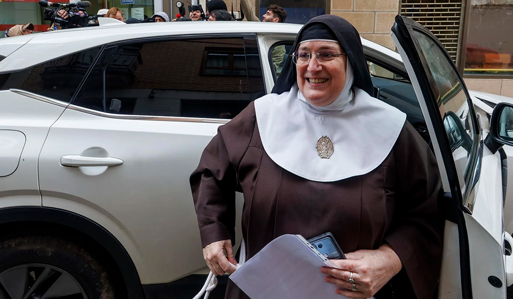 La exabadesa de Belorado a la salida del juzgado.