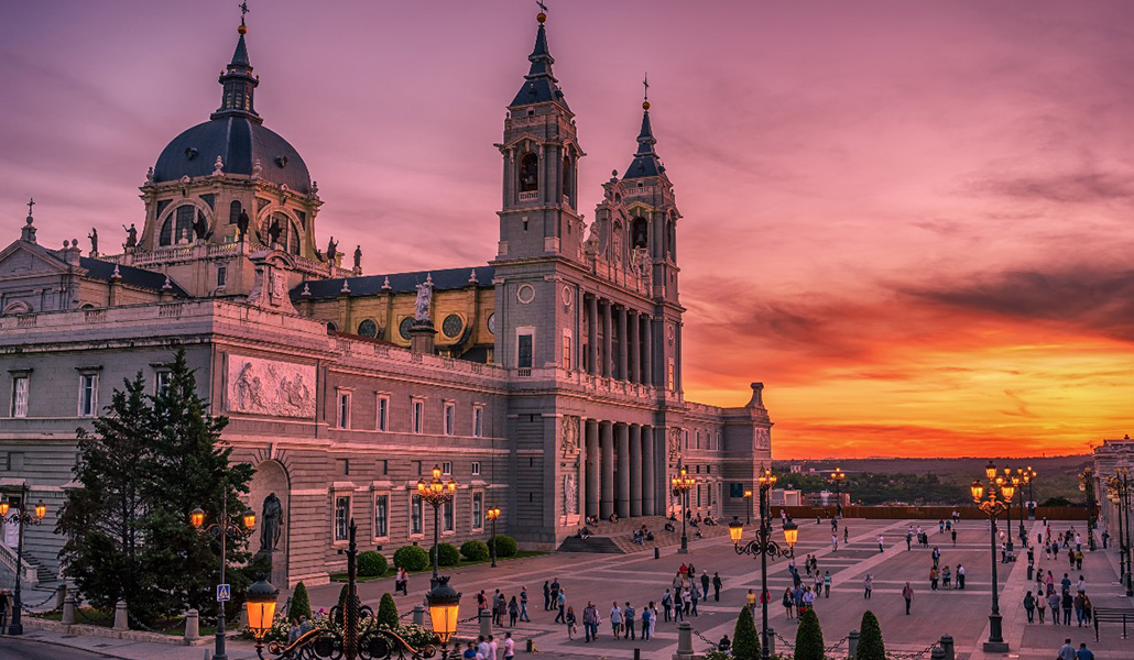 Foto de recurso de la catedral de la Almudena