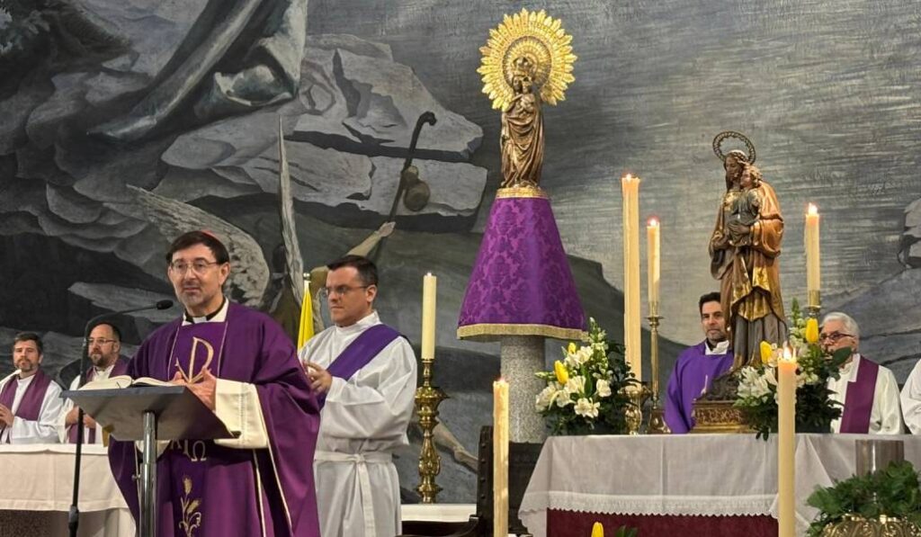 Durante la Eucaristía, con la titular del arciprestazgo del Pilar. Foto: Luis Miguel Modino.
