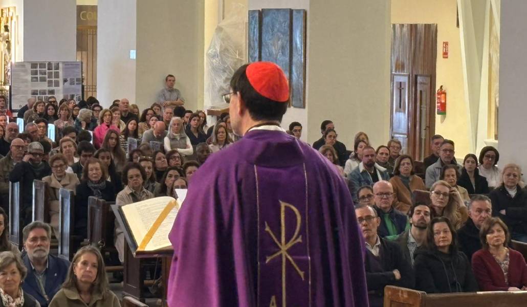 El arzobispo durante la Misa en la parroquia de Nuestra Señora del Pilar. Foto: Luis Miguel Modino.