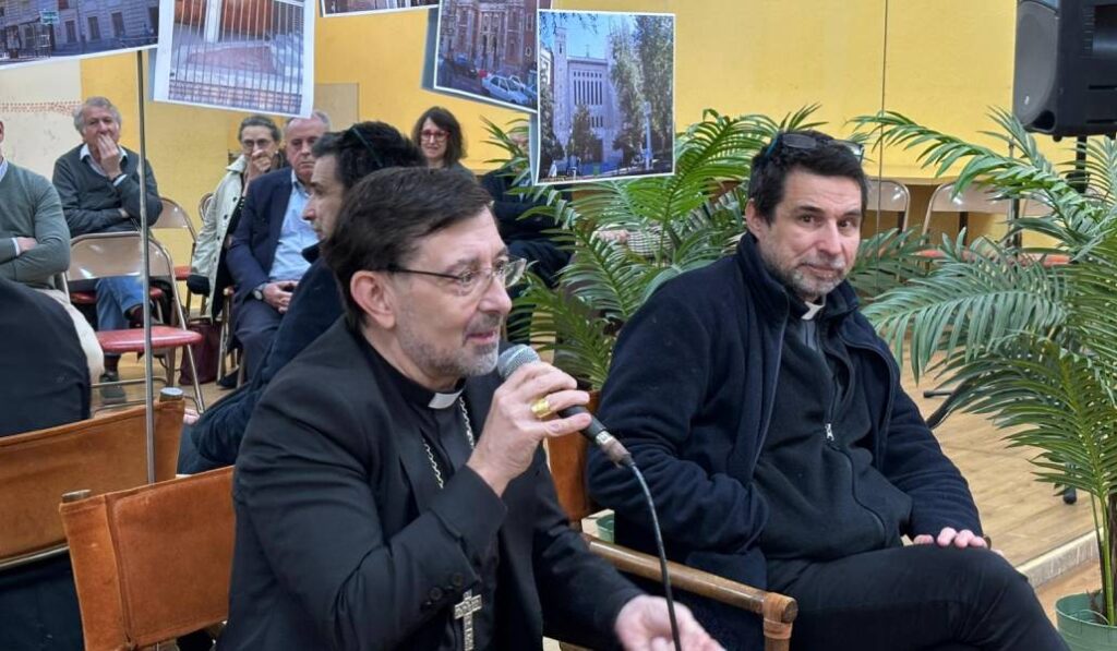 El cardenal durante el encuentro previo con el arciprestazgo del Pilar. Foto: Luis Miguel Modino.