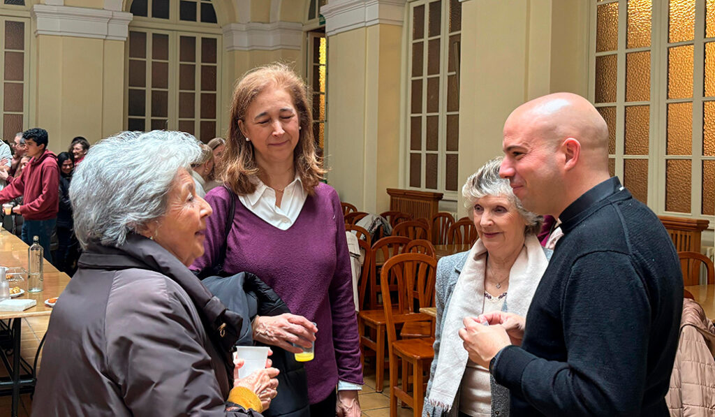Momento para descansar y compartir en el comedor del Seminario Conciliar.