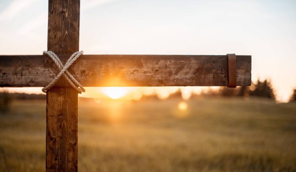 «Los ataques a la cruz buscan confinar la fe al silencio», denunció Balestrero. Foto: Freepik.