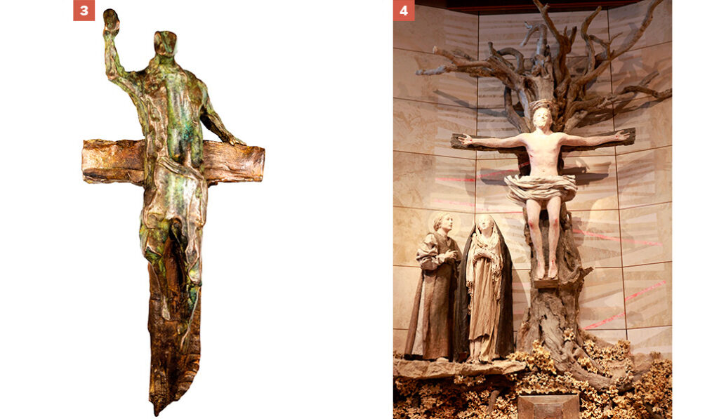 'Cristo Triunfador' (2002), Antonio Oteiza Embil, convento capuchino de El Pardo, Madrid. A la derecha: 'Proyecto iconográfico' (2011), Javier Viver, oratorio del Seminario Internacional Bidasoa, Pamplona.