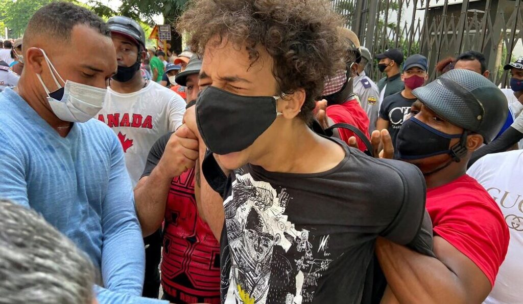 Miembros de la policía detienen a una persona durante las protestas en La Habana el 11 de julio de 2021. Miles de cubanos salieron a las calles para protestar la falta de alimentos y medicinas en la isla mientras el país atraviesa una grave crisis económica agravada por la pandemia de COVID-19 y las sanciones de Estados Unidos. Foto: CNS / Reuters.