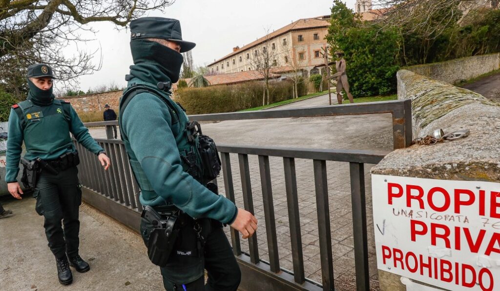 Agentes de la Guardia Civil en el acceso al recinto, este jueves. Foto: EFE / Santi Otero.