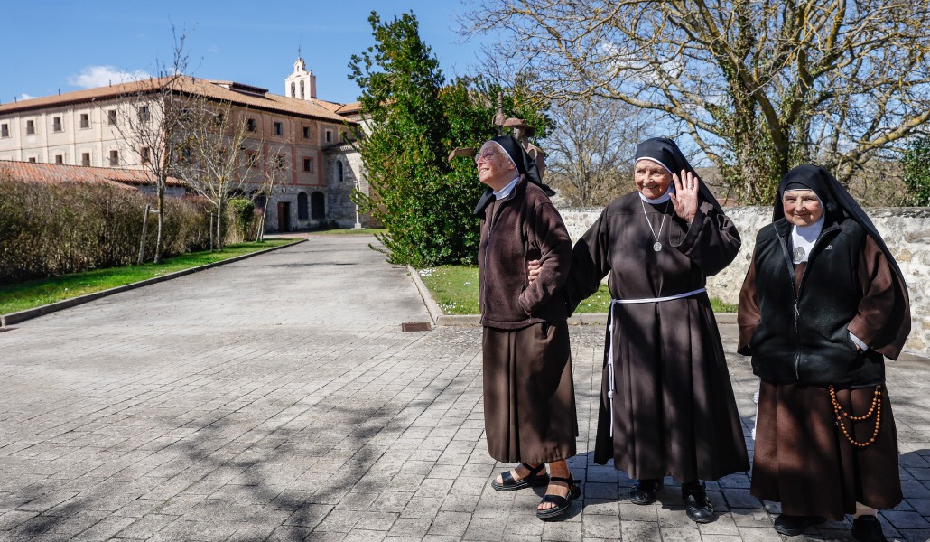 Las representantes de las clarisas llegan a Belorado para la recepción de las llaves. Foto: EFE / Santi Otero.