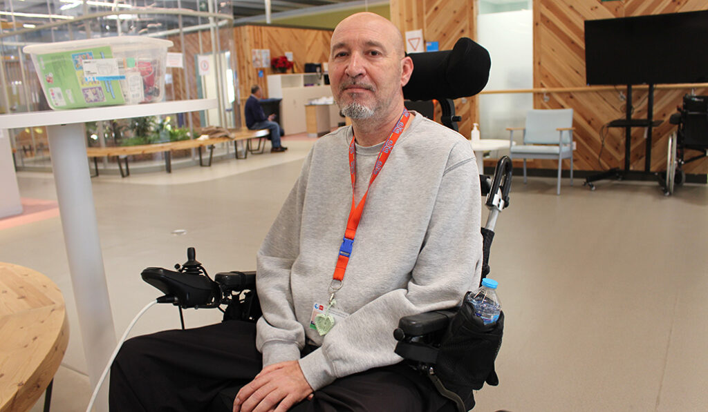 A Alexandru su fortaleza física y su familia le ayudan a luchar.