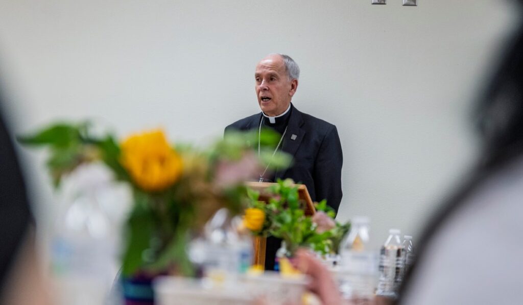 El obispo desayuna con inmigrantes para conocer sus historias y hablarles de su carta pastoral antes de presentarla. Foto: Hope Border Institute.