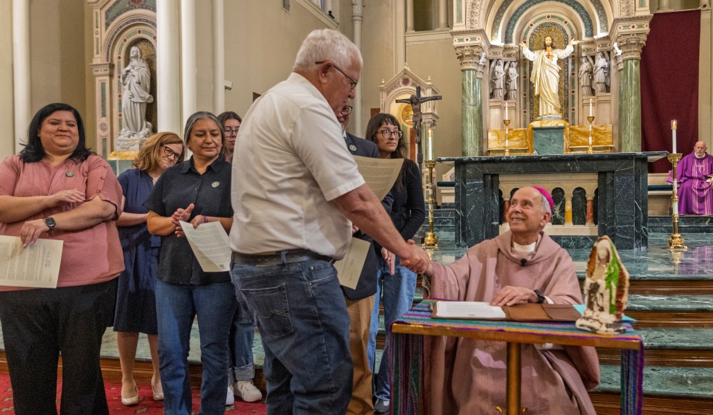 El obispo saluda a participantes en la Misa en la catedral de San Patricio donde dio a conocer la carta pastoral. Foto: Hope Border Institute.