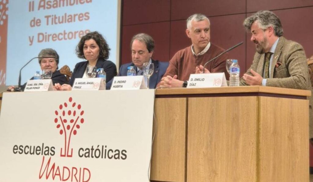 Emilia Díaz interviene en la asamblea de titulares y directores celebrada este martes. Foto. ECM.
