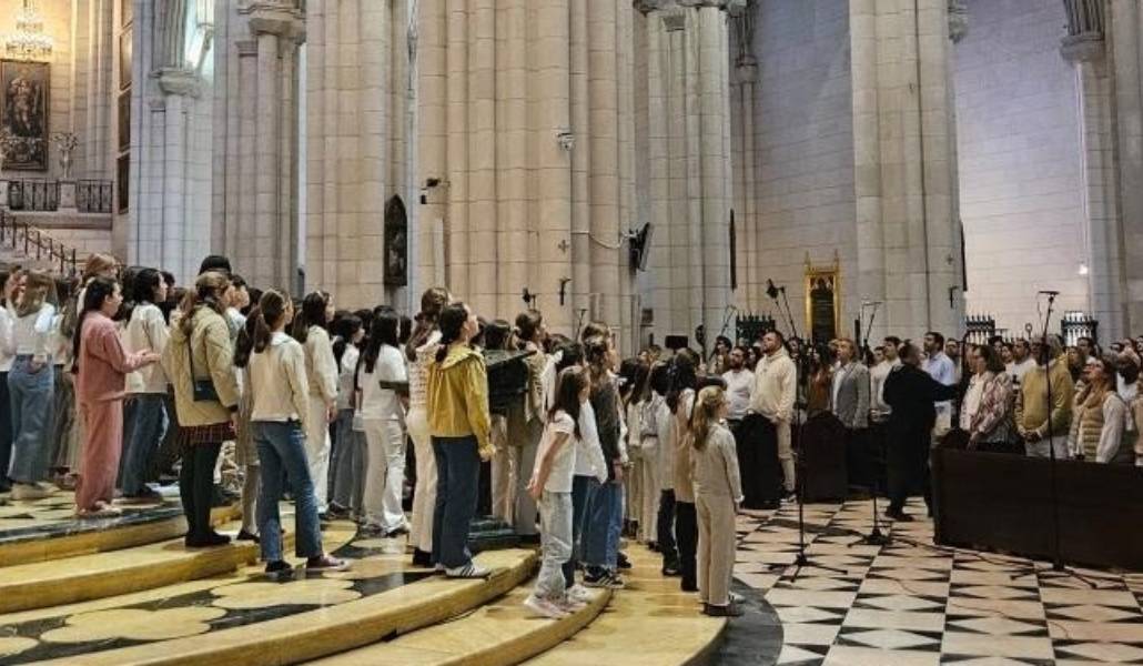 Un momento del ensayo del himno. Foto: Archimadrid.