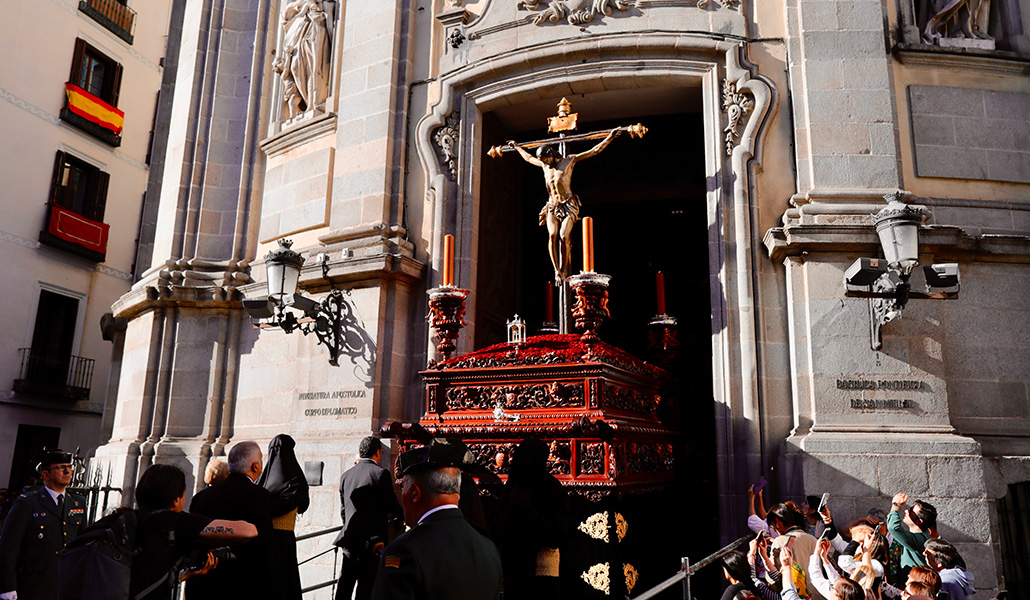 El Cristo saliendo de la basílica de San Miguel.