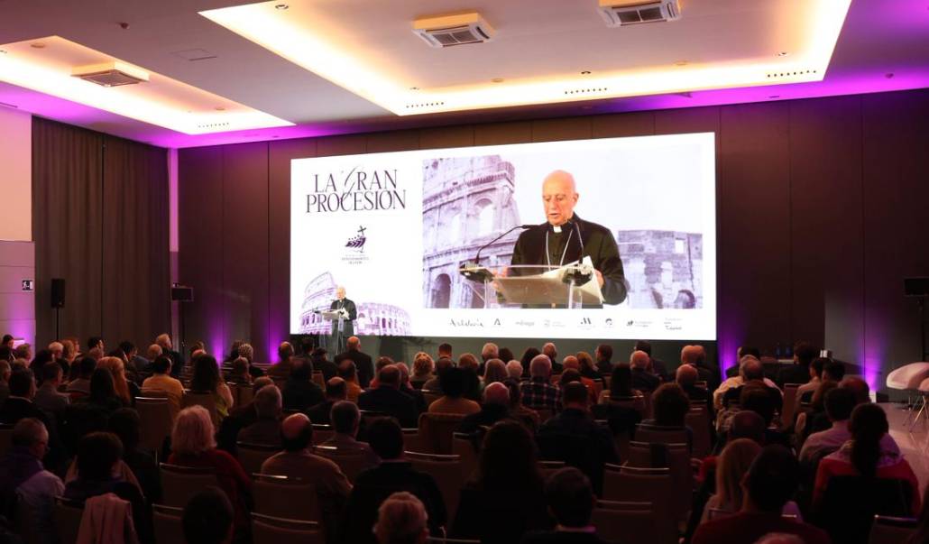 Fisichella durante su intervención. Foto: Cofrades en Roma.