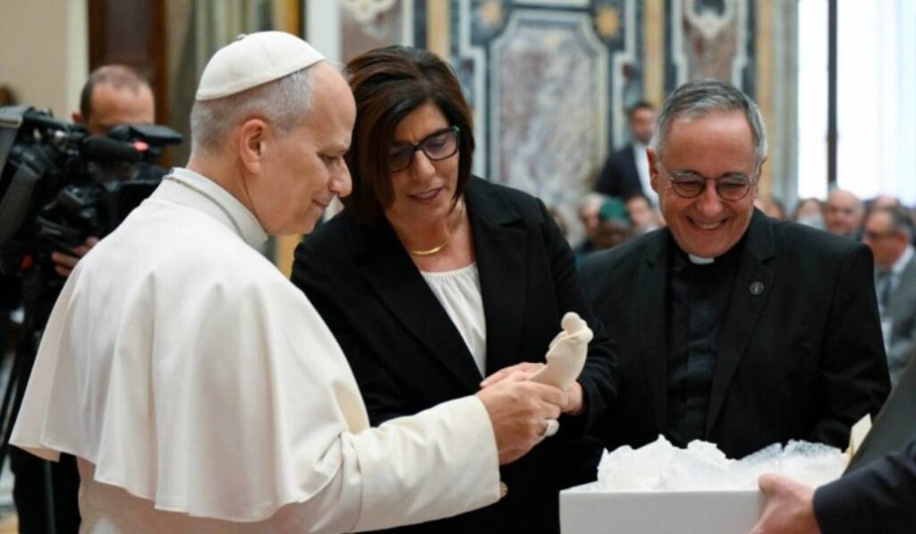 El Santo Padre con Karram, presidenta, y el padre Almada, copresidente de los focolares. Foto: Vatican Media.