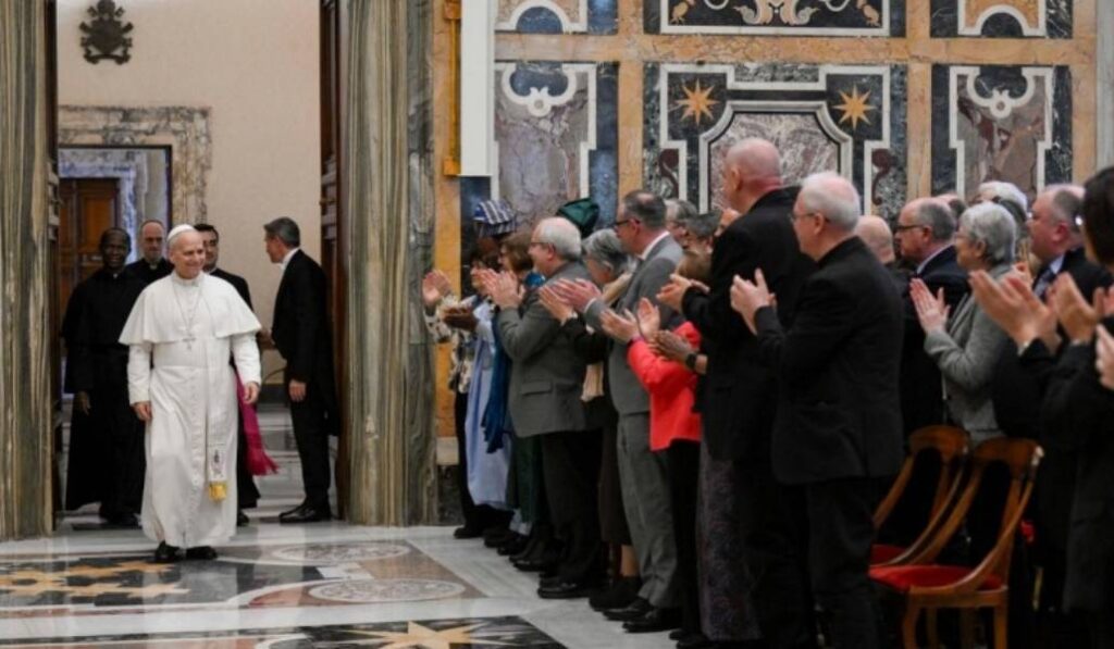 El Pontífice llega al encuentro. Foto: Vatican Media.