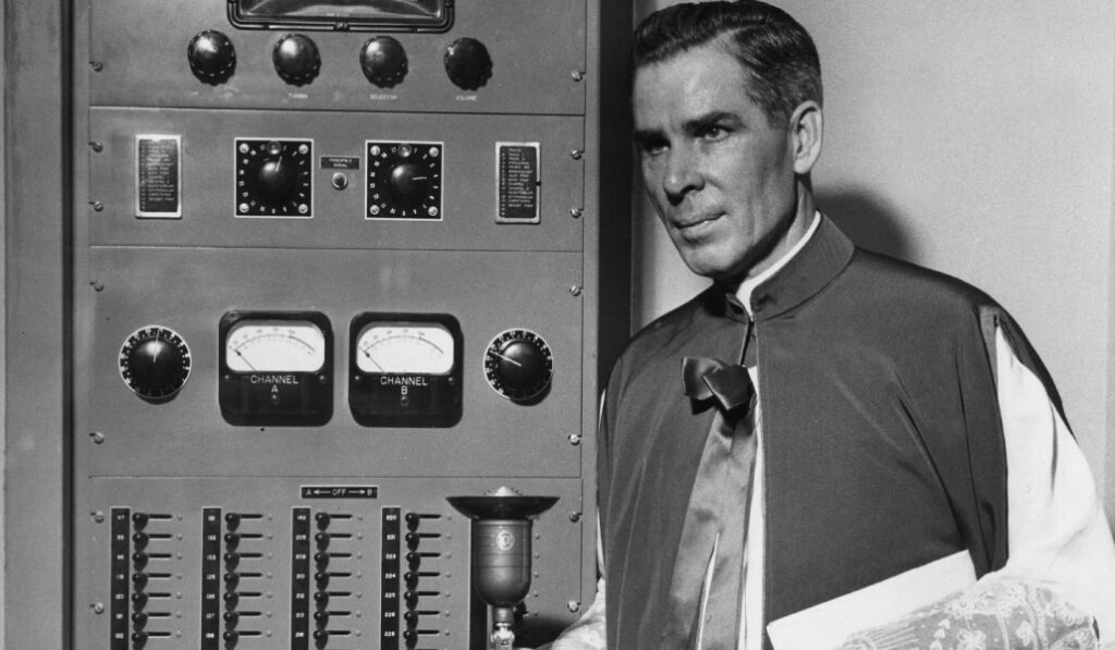 El futuro beato delante de un aparato de radio. Foto: CNS. 