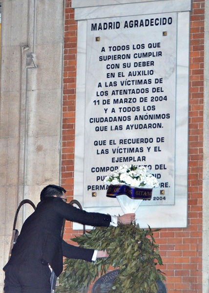 Ofrenda floral en honor a las víctimas del 11M en la Puerta del Sol.